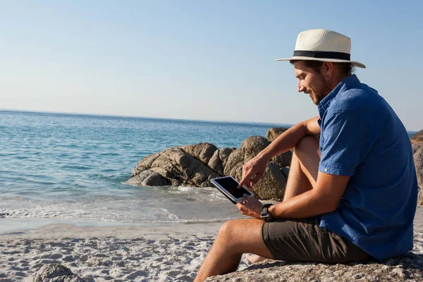 Homme utilisant tablette sur la plage — Photo