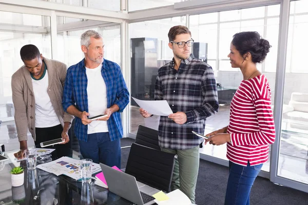 Compañeros de negocios discutiendo en oficina — Foto de Stock