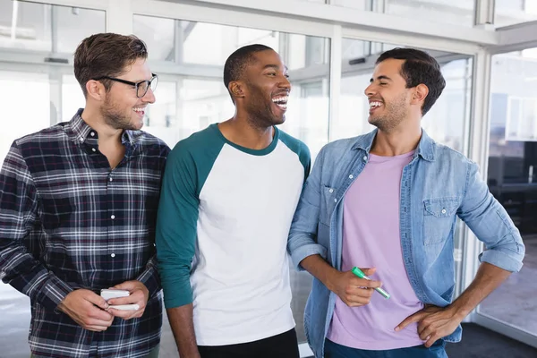 Colegas de negocios masculinos de pie juntos — Foto de Stock