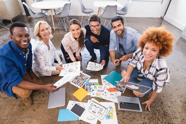 Sonriente equipo de negocios trabajando juntos — Foto de Stock