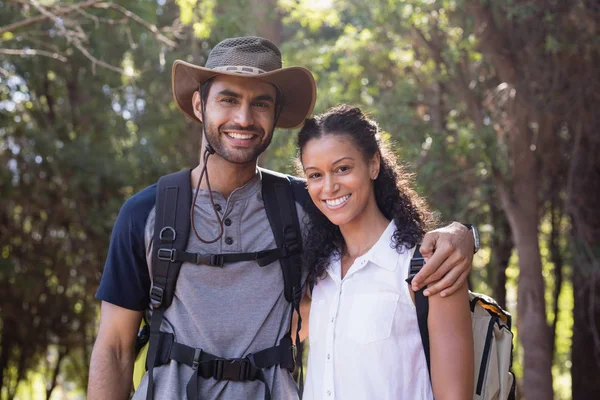 Retrato de casal feliz na floresta — Fotografia de Stock