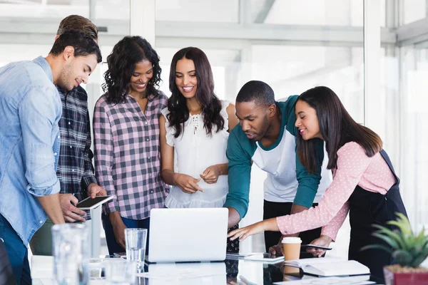 Business-team som diskuterar över laptop — Stockfoto