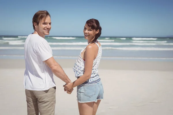 Par hålla händerna på stranden — Stockfoto