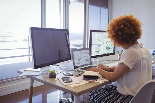 Fokuserade affärskvinna arbetande i kontor — Stockfoto