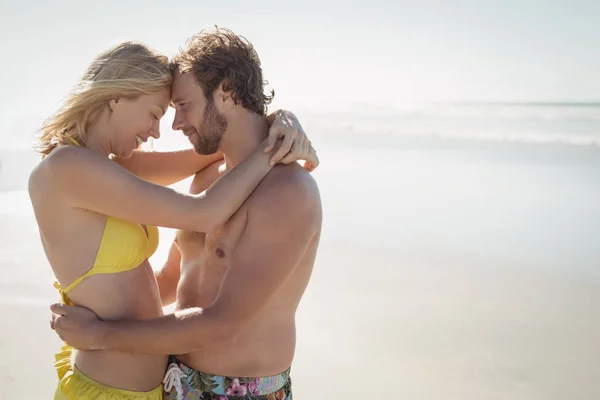 Pareja abrazándose en la playa —  Fotos de Stock