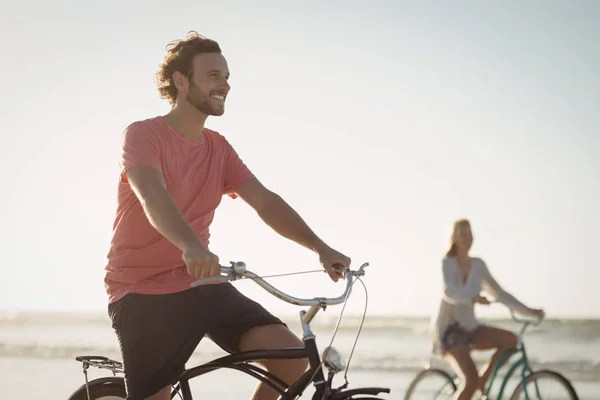 Счастливая езда на велосипеде на пляже — стоковое фото