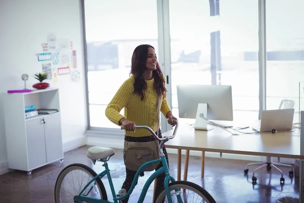 オフィスで自転車と実業家 — ストック写真