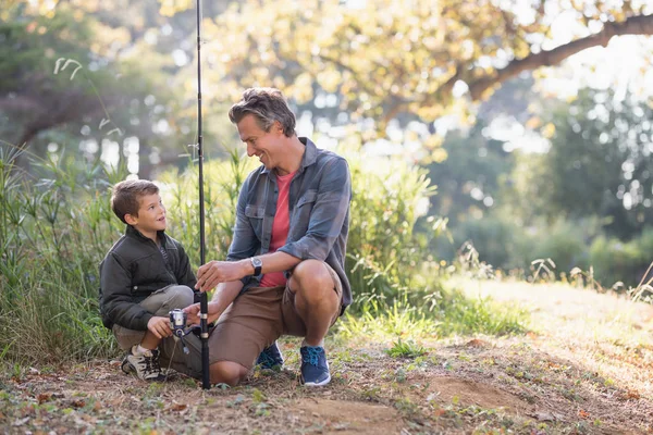 Pai e filho olhando um para o outro — Fotografia de Stock