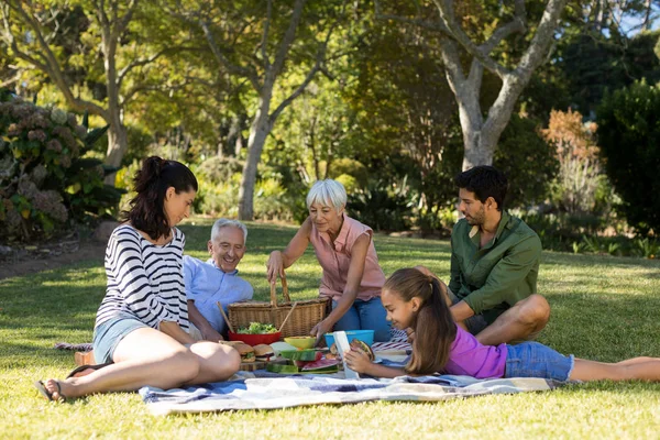 Rodina piknik v parku — Stock fotografie