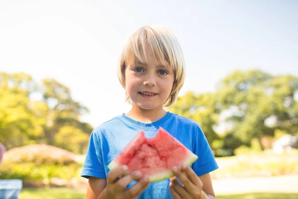 Pojken håller vattenmelon i parken — Stockfoto