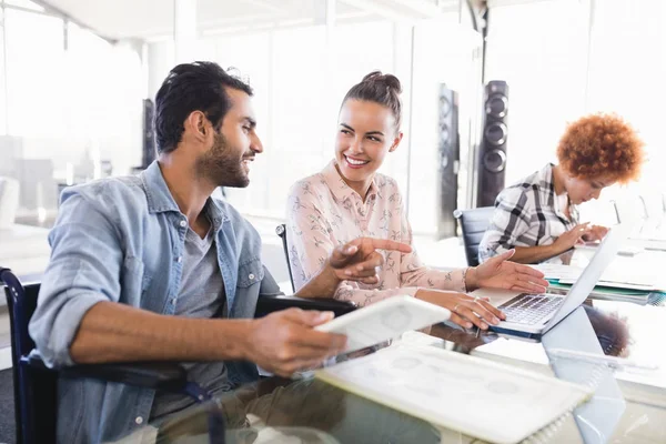 Compañeros de negocios discutiendo en oficina creativa — Foto de Stock