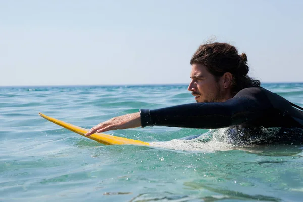 Серфер серфінг у морі — стокове фото