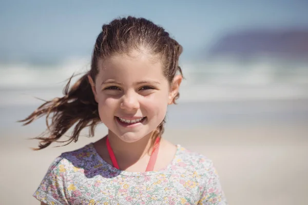 Portret van lachende meisje op het strand — Stockfoto