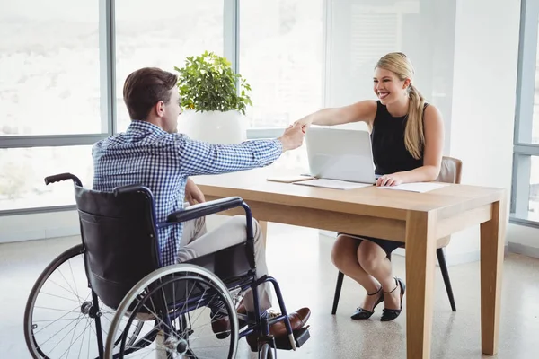 Executives shaking hands at desk — Stock Photo, Image