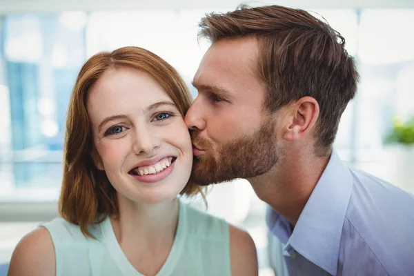 Sevecen adam öpüşme kadın — Stok fotoğraf