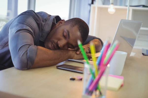 Hombre de negocios cansado durmiendo en la oficina — Foto de Stock