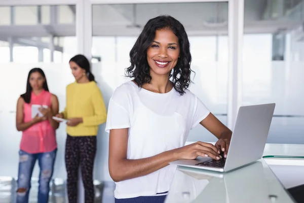 Wanita pebisnis tersenyum menggunakan laptop — Stok Foto