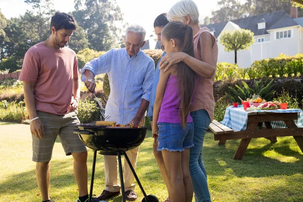 Rodina připravuje barbecue v parku — Stock fotografie
