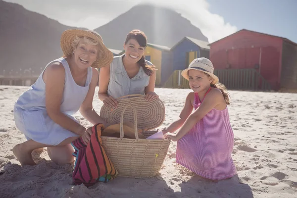 Multi-generation family by picnic basket — Stock Photo, Image