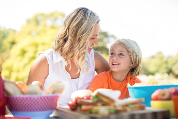 Moeder en zoon interactie met elkaar — Stockfoto