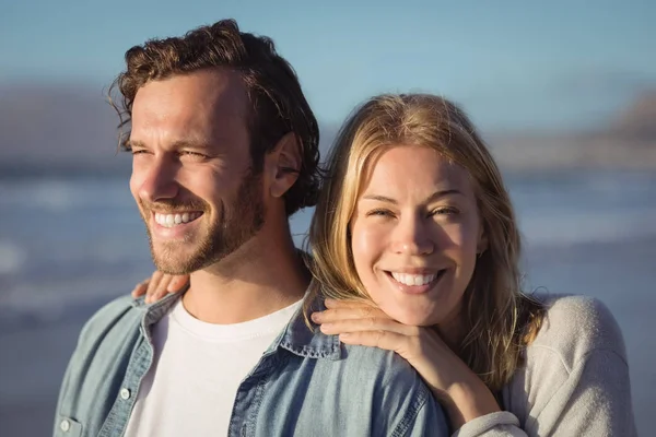 Mujer con novio de pie en la playa —  Fotos de Stock