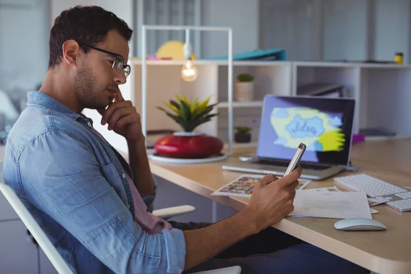 Grafisch ontwerper met behulp van mobiele — Stockfoto