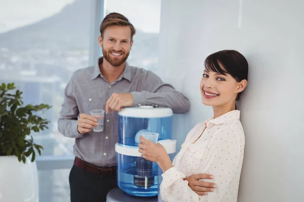 Leidinggevenden die glazen water — Stockfoto