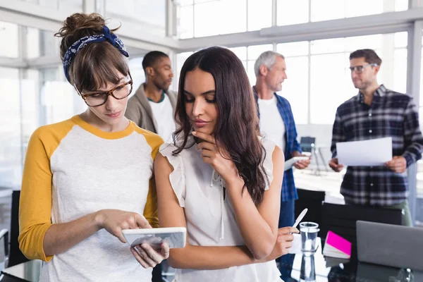 Vrouwelijke collega's samen met behulp van digitale — Stockfoto