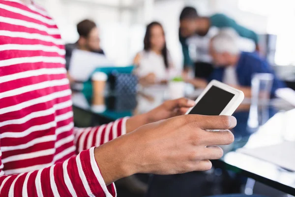 Zakenvrouw die telefoon gebruikt — Stockfoto