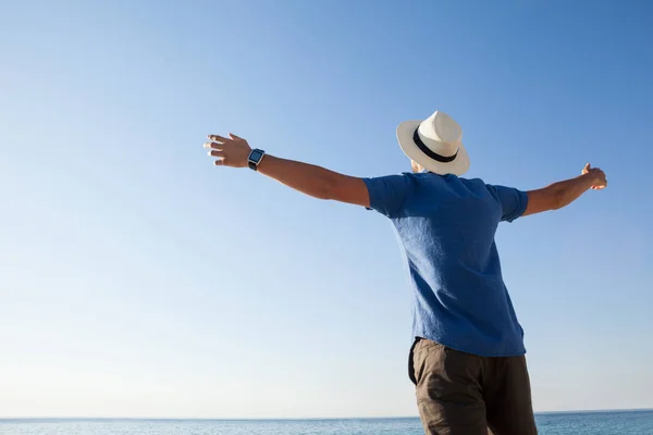 Man standing at beach with arms outstretched — Stock Photo, Image