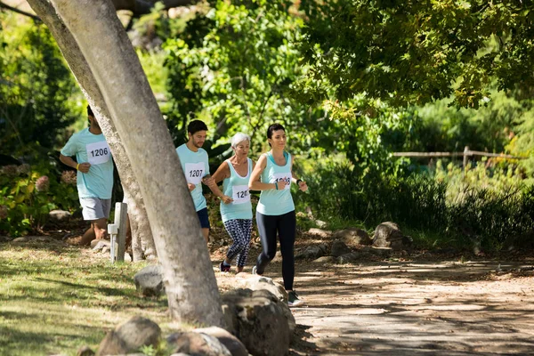 Marathon idrottare kör i parken — Stockfoto