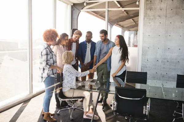 Empresario de negocios que interactúa con el equipo creativo — Foto de Stock