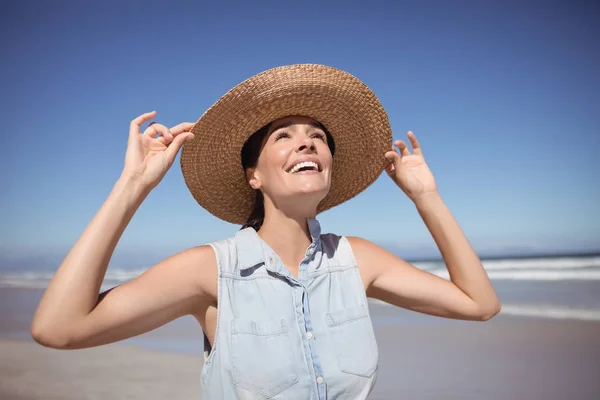 Kumsalda güneş şapka giyen kadın — Stok fotoğraf