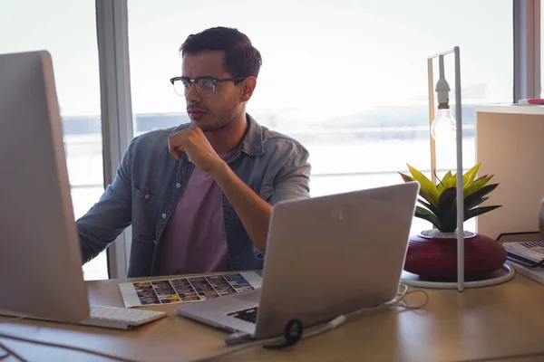 Empresário que trabalha no computador no escritório — Fotografia de Stock