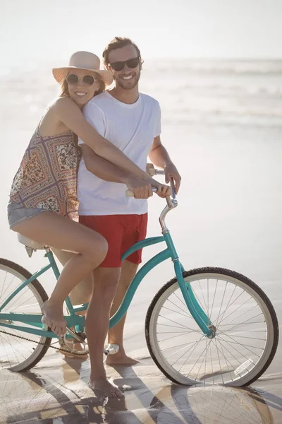 Coppia con bicicletta a riva in spiaggia — Foto Stock