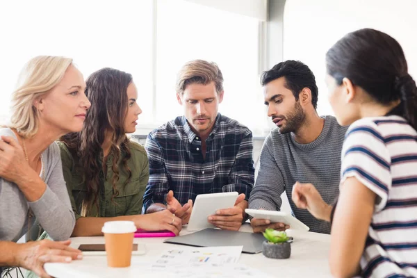 Business människor diskutera över Tablet PC-dator — Stockfoto