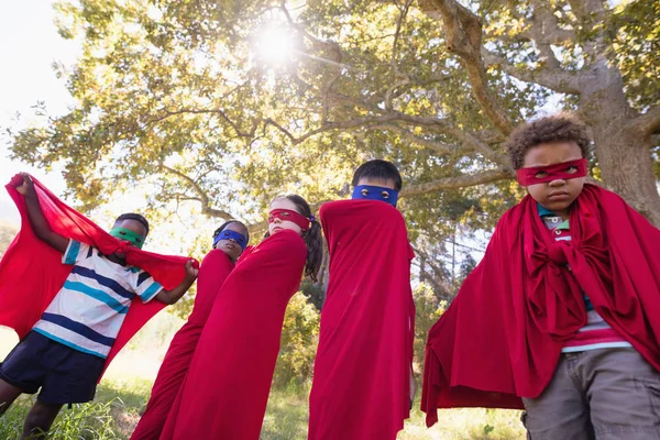 Amigos disfrutando mientras usan superhéroe — Foto de Stock