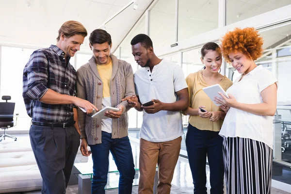 Collega's met tablet-pc's in office — Stockfoto