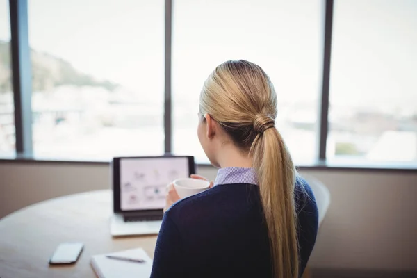 Executive having coffee — Stock Photo, Image