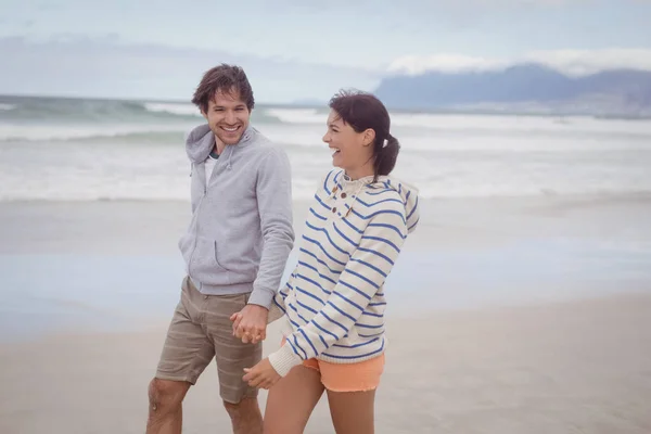 Coppia che si tiene per mano in spiaggia — Foto Stock