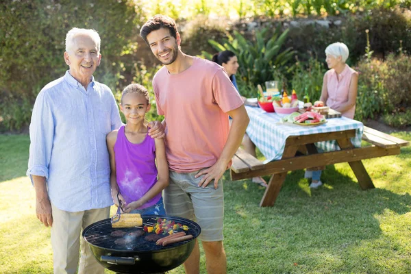 Dziewczyna, ojciec i dziadek przygotowanie grilla — Zdjęcie stockowe