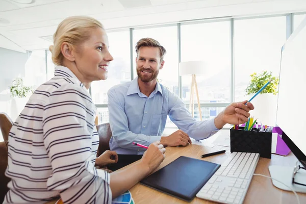 Executivos discutindo sobre computador pessoal — Fotografia de Stock