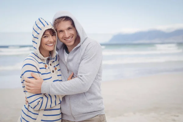 Casal vestindo camisola com capuz durante o inverno — Fotografia de Stock