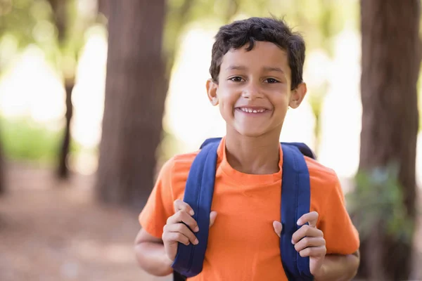 Niño pequeño con mochila —  Fotos de Stock