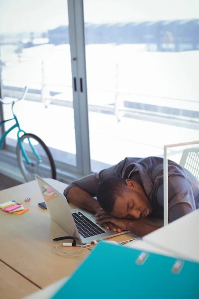 疲れたビジネスマンのオフィスで机の上の昼寝 — ストック写真