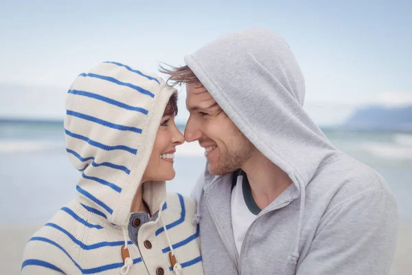 Casal vestindo camisola com capuz durante o inverno — Fotografia de Stock