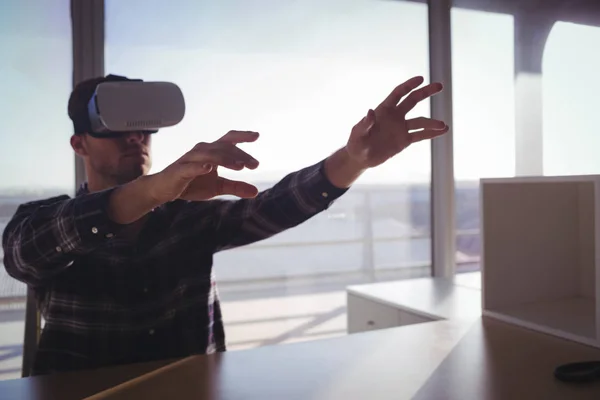 Entrepreneur testing virtual reality technology — Stock Photo, Image