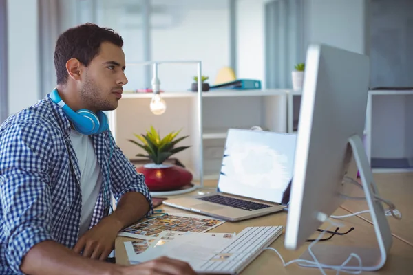 Graphic designer using computer — Stock Photo, Image