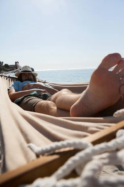 Hombre relajante en hamaca —  Fotos de Stock