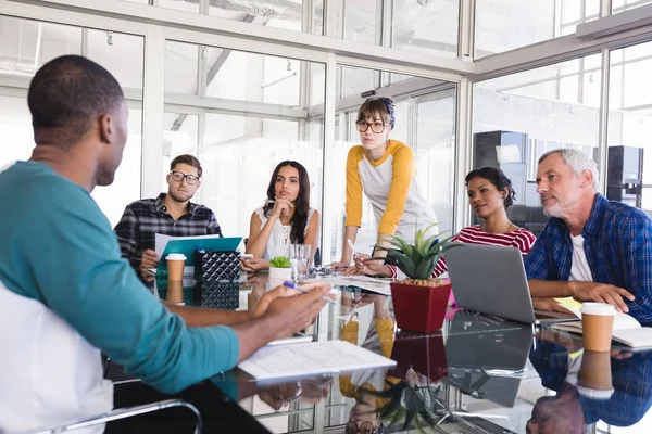 Gente de negocios en el escritorio durante la reunión — Foto de Stock